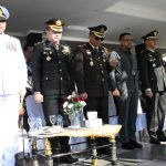Kepala Kejaksaan Negeri Banggai,Akbar SH MH ketiga dari Kiri saat menghadiri Upacara Hari Bhayangakar ke 80 di lapangan Polres Banggai