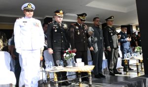 Kepala Kejaksaan Negeri Banggai,Akbar SH MH ketiga dari Kiri saat menghadiri Upacara Hari Bhayangakar ke 80 di lapangan Polres Banggai