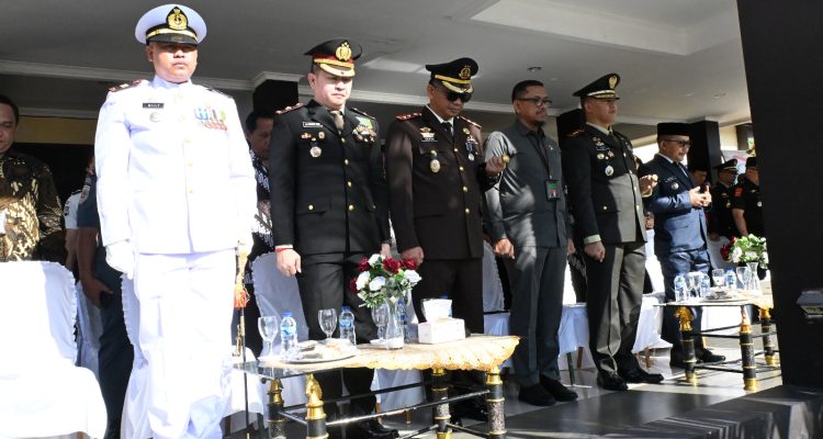 Kepala Kejaksaan Negeri Banggai,Akbar SH MH ketiga dari Kiri saat menghadiri Upacara Hari Bhayangakar ke 80 di lapangan Polres Banggai