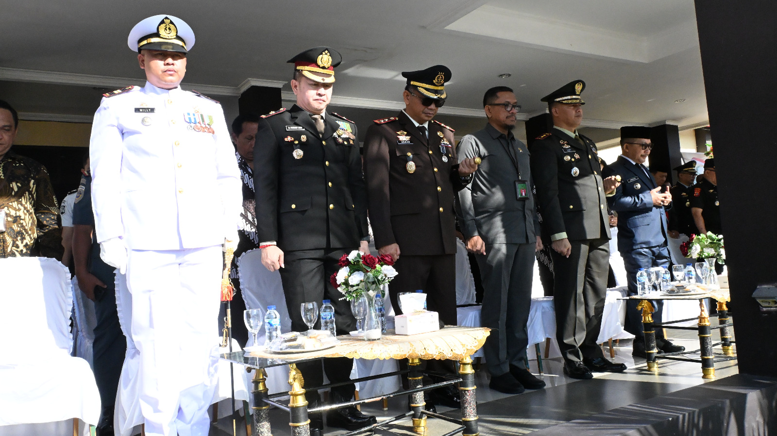 Kepala Kejaksaan Negeri Banggai,Akbar SH MH ketiga dari Kiri saat menghadiri Upacara Hari Bhayangakar ke 80 di lapangan Polres Banggai