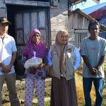 Hj. Sulianti Murad Husain saat memberikan bantuan kepada Warga Kecamatan Bulaemo