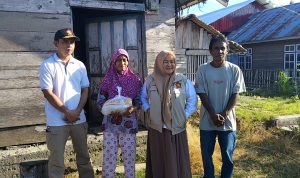 Hj. Sulianti Murad Husain saat memberikan bantuan kepada Warga Kecamatan Bulaemo