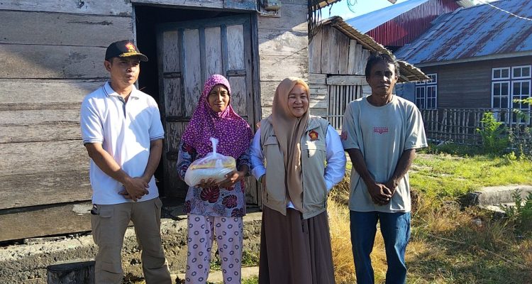 Hj. Sulianti Murad Husain saat memberikan bantuan kepada Warga Kecamatan Bulaemo