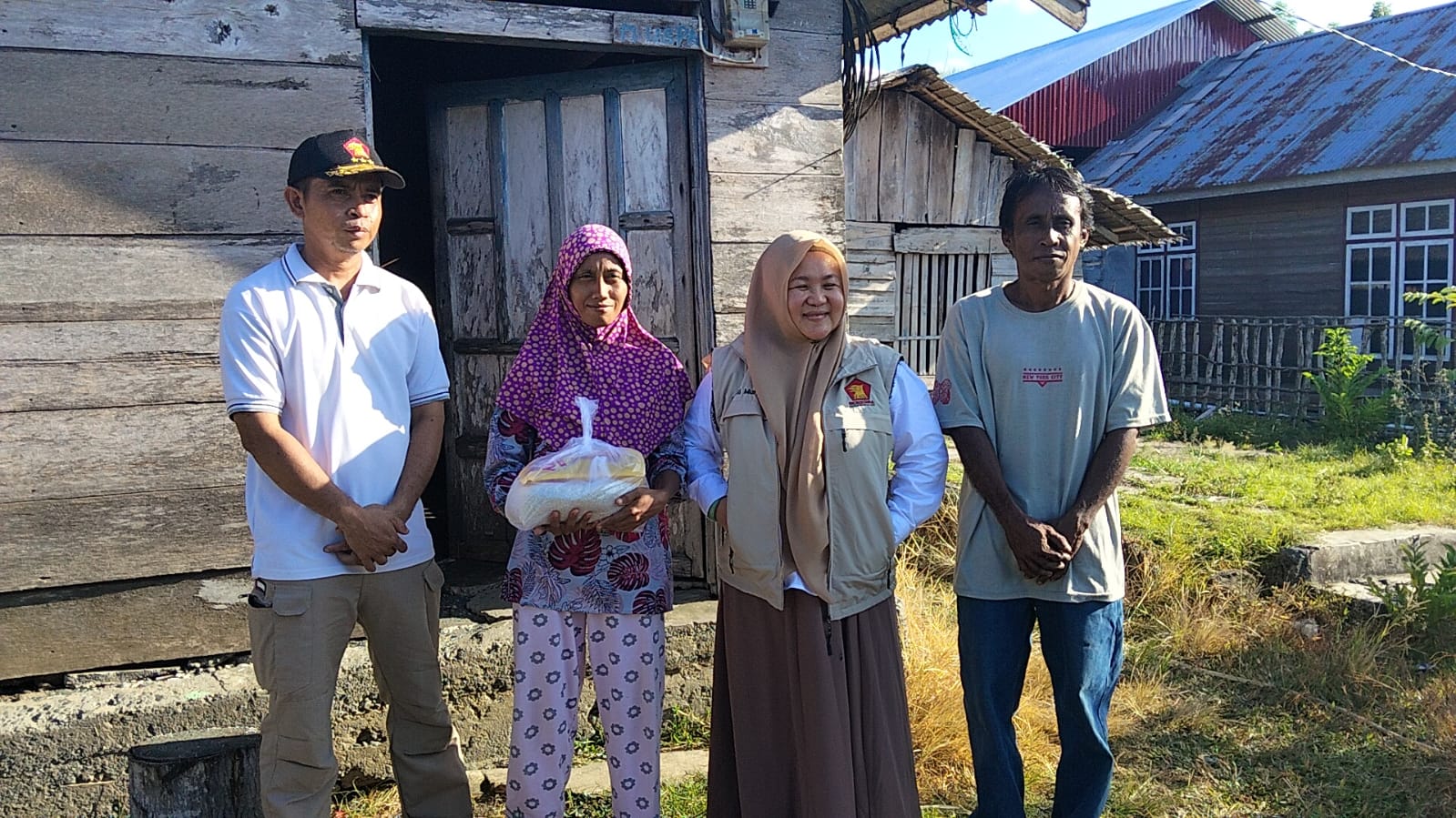 Hj. Sulianti Murad Husain saat memberikan bantuan kepada Warga Kecamatan Bulaemo