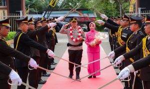 Sambut Pimpinan Baru, Polresta Banggai Gelar Upacara Pedang Pora dan Tari Tradisional Molabot Kapolresta yang baru, Kombes Pol. Hendri Yulianto