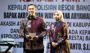 Kepala Kepolisian Resort Kota Banggai, Kombes Pol. Hendri Yulianto bersama Ibu
