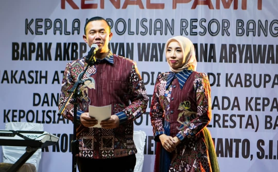 Kepala Kepolisian Resort Kota Banggai, Kombes Pol. Hendri Yulianto bersama Ibu