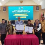 Ketua Umum DePA-RI (lima, kiri) dan Rektor UNUSIA (empat, kanan) menunjukkan MOU yang sudah ditandatangani (Foto: Humas DPP DePA-RI)