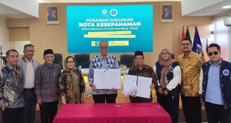 Ketua Umum DePA-RI (lima, kiri) dan Rektor UNUSIA (empat, kanan) menunjukkan MOU yang sudah ditandatangani (Foto: Humas DPP DePA-RI)