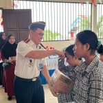 Kepala Lembaga Pemasyarakatan Kelas IIB, Muhammad Bahrun saat memberikan bantuan kepada Siswa-siswi SLB Luwuk
