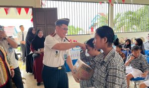 Kepala Lembaga Pemasyarakatan Kelas IIB, Muhammad Bahrun saat memberikan bantuan kepada Siswa-siswi SLB Luwuk