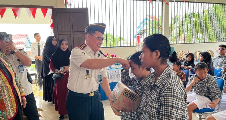 Kepala Lembaga Pemasyarakatan Kelas IIB, Muhammad Bahrun saat memberikan bantuan kepada Siswa-siswi SLB Luwuk