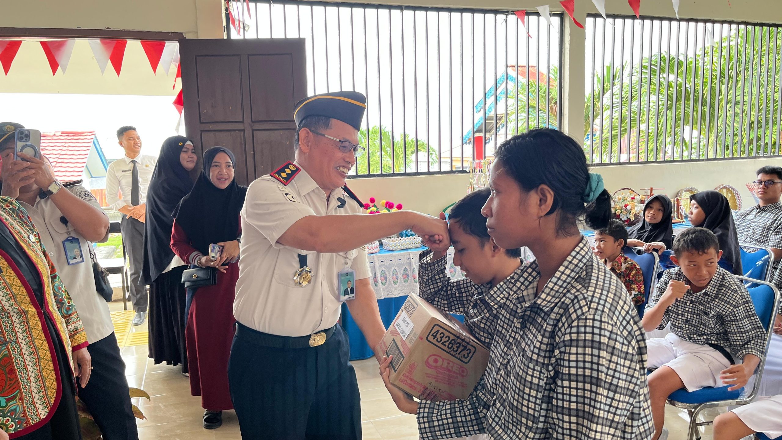 Kepala Lembaga Pemasyarakatan Kelas IIB, Muhammad Bahrun saat memberikan bantuan kepada Siswa-siswi SLB Luwuk