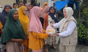 Komitmen PT KLS, Ratusan Paket Sembako Disalurkan Untuk Warga Tiga Desa di Moilong Hj. Sulianti Murad CEO PT.KLS saat memberikan Sembako kepada Salah satu perwakilan Moilong ( Foto Istimewa)