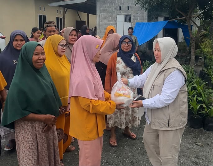 Hj. Sulianti Murad CEO PT.KLS saat memberikan Sembako kepada Salah satu perwakilan Moilong ( Foto Istimewa)