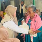 Hj. Sulianti Murad CEO PT. Kurnia Luwuk Sejati ( KLS ) saat menyerahkan bantuan kepada Warga Kecamatan Balantak