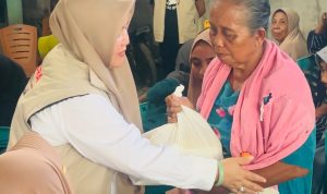 Hj. Sulianti Murad CEO PT. Kurnia Luwuk Sejati ( KLS ) saat menyerahkan bantuan kepada Warga Kecamatan Balantak
