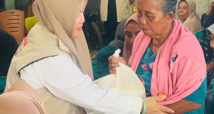 Hj. Sulianti Murad CEO PT. Kurnia Luwuk Sejati ( KLS ) saat menyerahkan bantuan kepada Warga Kecamatan Balantak