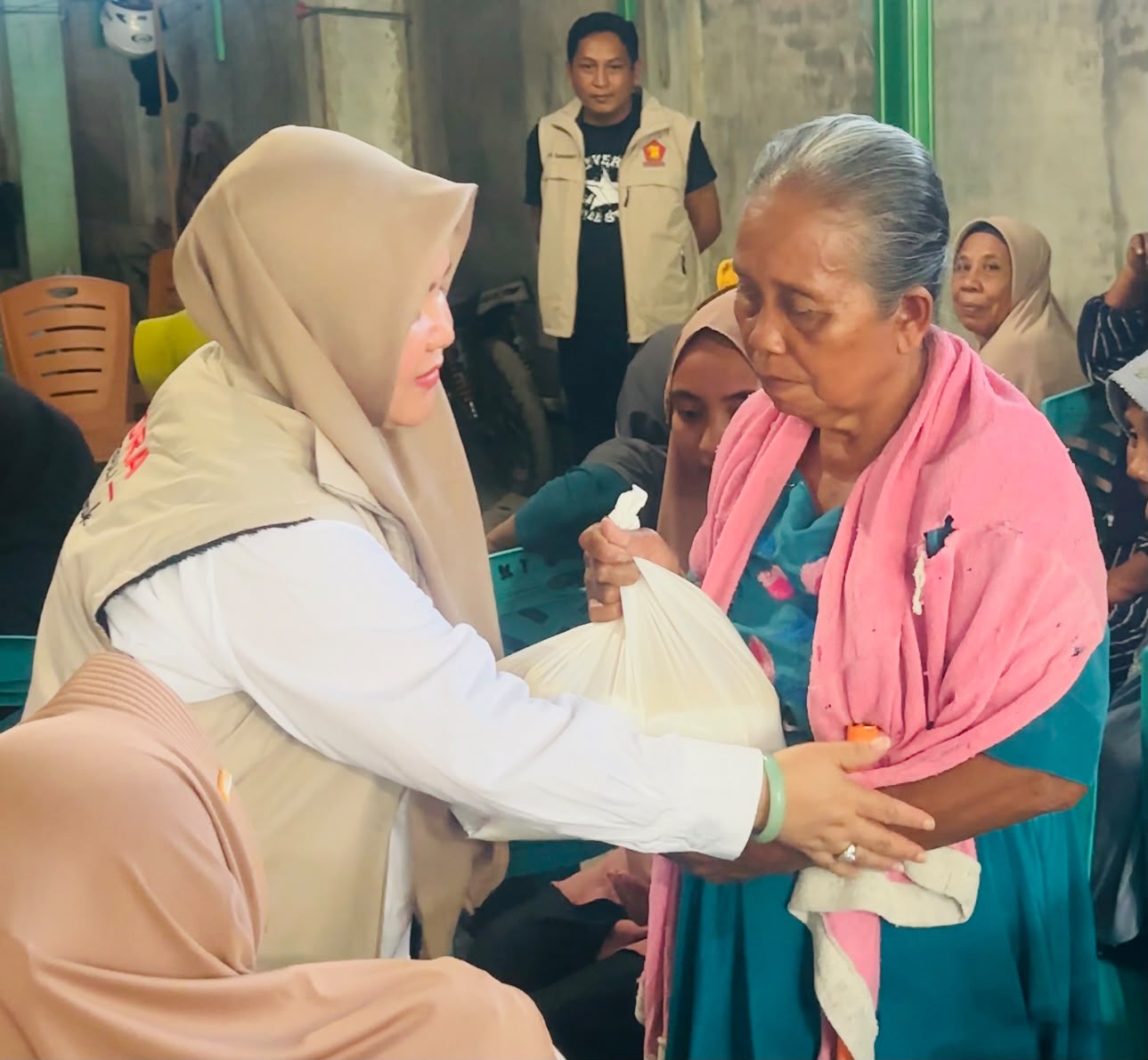 Hj. Sulianti Murad CEO PT. Kurnia Luwuk Sejati ( KLS ) saat menyerahkan bantuan kepada Warga Kecamatan Balantak