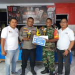 Juara 1 Lomba Domino Pagimana, Bhabinsa Nasrun dan Bhabikantibmas Fajrin didampingi Ketua Panitia Pelaksana Peltu Yanto Balibu dan Kacabjari Pagimana David Andrianto