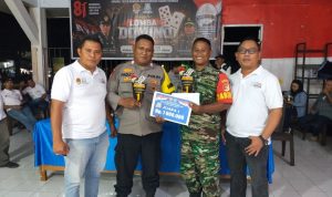 Juara 1 Lomba Domino Pagimana, Bhabinsa Nasrun dan Bhabikantibmas Fajrin didampingi Ketua Panitia Pelaksana Peltu Yanto Balibu dan Kacabjari Pagimana David Andrianto