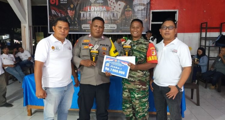 Juara 1 Lomba Domino Pagimana, Bhabinsa Nasrun dan Bhabikantibmas Fajrin didampingi Ketua Panitia Pelaksana Peltu Yanto Balibu dan Kacabjari Pagimana David Andrianto