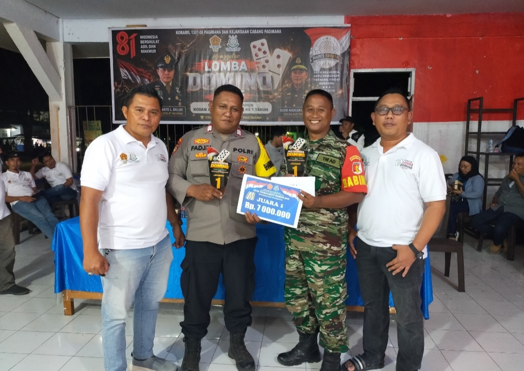 Juara 1 Lomba Domino Pagimana, Bhabinsa Nasrun dan Bhabikantibmas Fajrin didampingi Ketua Panitia Pelaksana Peltu Yanto Balibu dan Kacabjari Pagimana David Andrianto