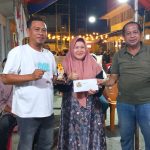 Ketua DPC Partai Gerindra Kabupaten Banggai, Hj. Sulianti Murad saat menyerahkan Hadiah kepada Juara Umum Lomba Domino Partai Gerindra