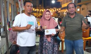 Ketua DPC Partai Gerindra Kabupaten Banggai, Hj. Sulianti Murad saat menyerahkan Hadiah kepada Juara Umum Lomba Domino Partai Gerindra