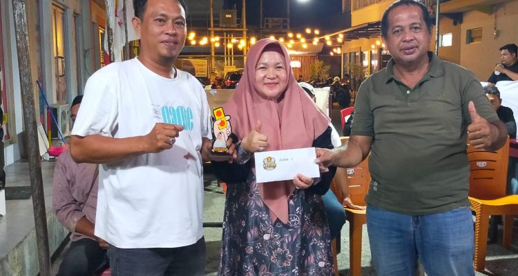 Ketua DPC Partai Gerindra Kabupaten Banggai, Hj. Sulianti Murad saat menyerahkan Hadiah kepada Juara Umum Lomba Domino Partai Gerindra