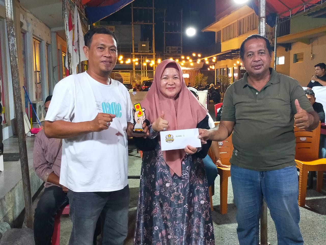 Ketua DPC Partai Gerindra Kabupaten Banggai, Hj. Sulianti Murad saat menyerahkan Hadiah kepada Juara Umum Lomba Domino Partai Gerindra
