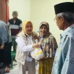 Ibu Hj. Sulianti Murad saat menyerahan bantuan untuk Warga Kecamatan Nuhon