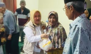Kepedulian Tanpa Henti, PT KLS Salurkan Ratusan Sembako Untuk Warga Nuhon Ibu Hj. Sulianti Murad saat menyerahan bantuan untuk Warga Kecamatan Nuhon