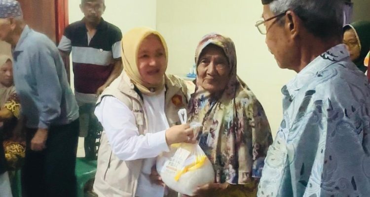 Ibu Hj. Sulianti Murad saat menyerahan bantuan untuk Warga Kecamatan Nuhon