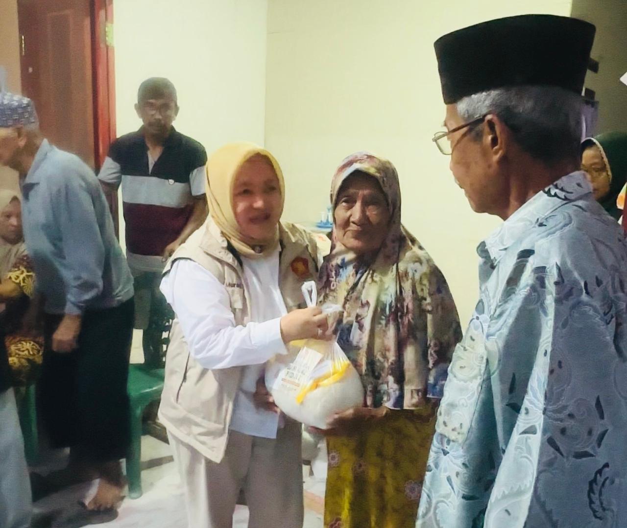 Ibu Hj. Sulianti Murad saat menyerahan bantuan untuk Warga Kecamatan Nuhon
