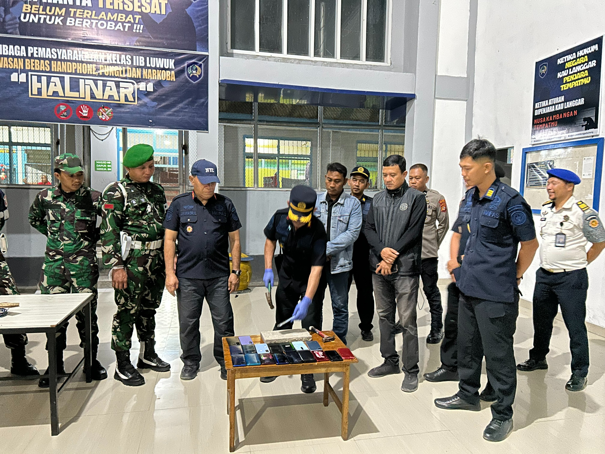 Kepala Lembaga Pemasyarakatan Kelas II B Luwuk. Muhammad Bahrun memimpin razia dan Tes Urine Warga Binaan