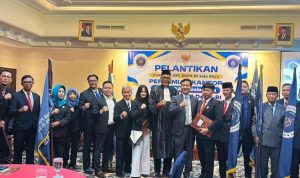 Ketum DePA-RI, TM Luthfi Yazid (tengah, berpeci hitam dan bertoga) usai melantik pengurus DPC DePA-RI Kota Surakarta, Boyolali, Karanganyar, Sragen, Wonogiri dan Kutoharjo di Solo, Sabtu 19 September 2026 (Foto: Istimewa)