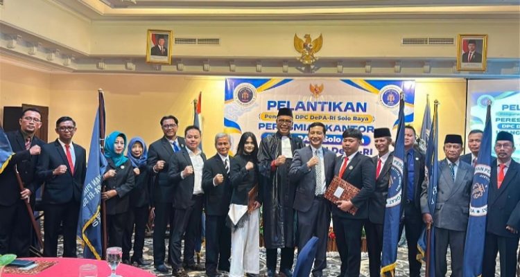 Ketum DePA-RI, TM Luthfi Yazid (tengah, berpeci hitam dan bertoga) usai melantik pengurus DPC DePA-RI Kota Surakarta, Boyolali, Karanganyar, Sragen, Wonogiri dan Kutoharjo di Solo, Sabtu 19 September 2026 (Foto: Istimewa)