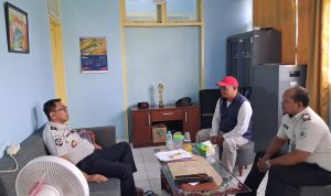Kepala Bagian Tata Usaha , Maulana saat menerima Pimred Kabarbanggai di Kanwil Ditjen PAS Sulteng