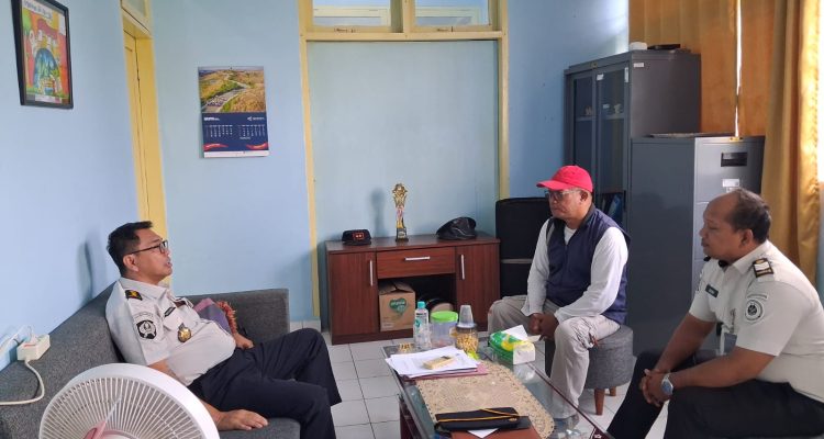 Kepala Bagian Tata Usaha , Maulana saat menerima Pimred Kabarbanggai di Kanwil Ditjen PAS Sulteng