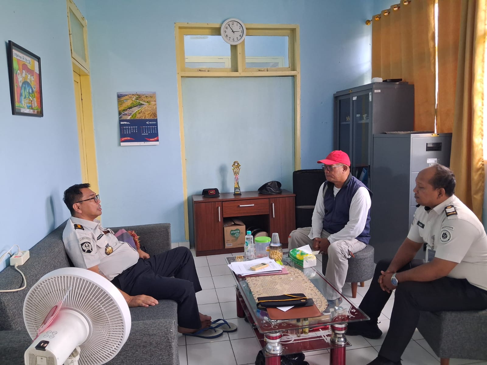 Kepala Bagian Tata Usaha , Maulana saat menerima Pimred Kabarbanggai di Kanwil Ditjen PAS Sulteng