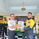Kepala Lembaga Pemasyarakatan Kelas II B Luwuk, Muhammad Bahrun saat menyerahkan bantuan Sosial kepada salah satu perwakilan Ojek Online