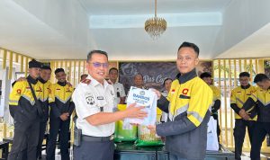 Kepala Lembaga Pemasyarakatan Kelas II B Luwuk, Muhammad Bahrun saat menyerahkan bantuan Sosial kepada salah satu perwakilan Ojek Online