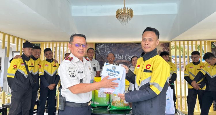 Kepala Lembaga Pemasyarakatan Kelas II B Luwuk, Muhammad Bahrun saat menyerahkan bantuan Sosial kepada salah satu perwakilan Ojek Online