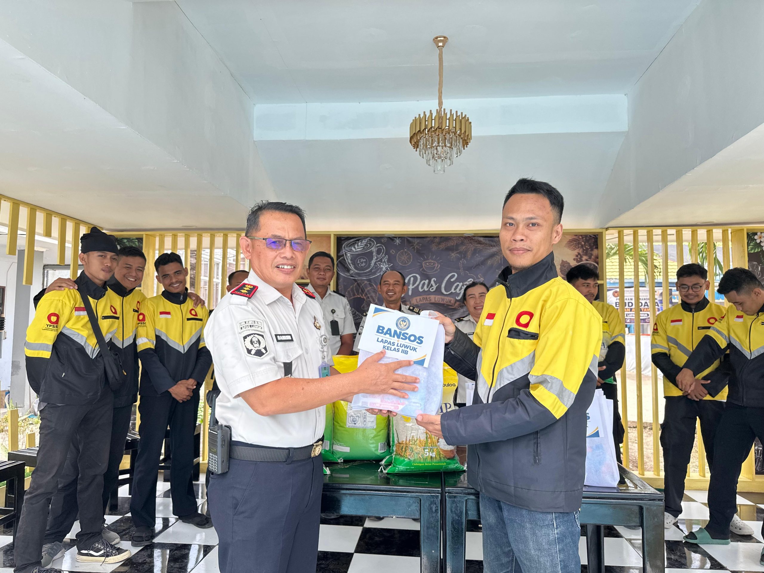 Kepala Lembaga Pemasyarakatan Kelas II B Luwuk, Muhammad Bahrun saat menyerahkan bantuan Sosial kepada salah satu perwakilan Ojek Online