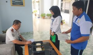 Prioritas Kesehatan Warga Binaan, Lapas Kelas II B Luwuk Ketatkan Standar Higienis Melalui Uji Sampel Makanan Kepala Lembaga Kelas II B Luwuk, Muhammad Bahrun saat melakukan pengecekan Sample Makanan