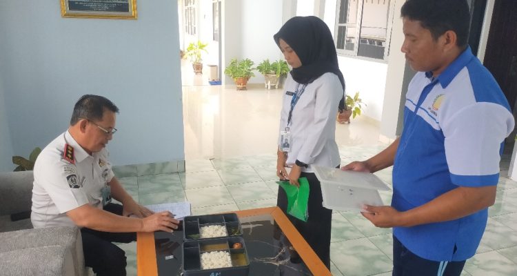 Kepala Lembaga Kelas II B Luwuk, Muhammad Bahrun saat melakukan pengecekan Sample Makanan